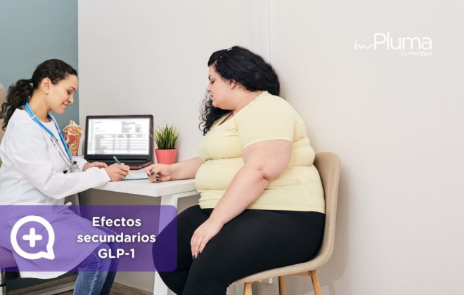 Paciente con obesidad en consulta con una médica, revisando información en un portátil, mientras hablan sobre los efectos secundarios de un tratamiento GLP-1.