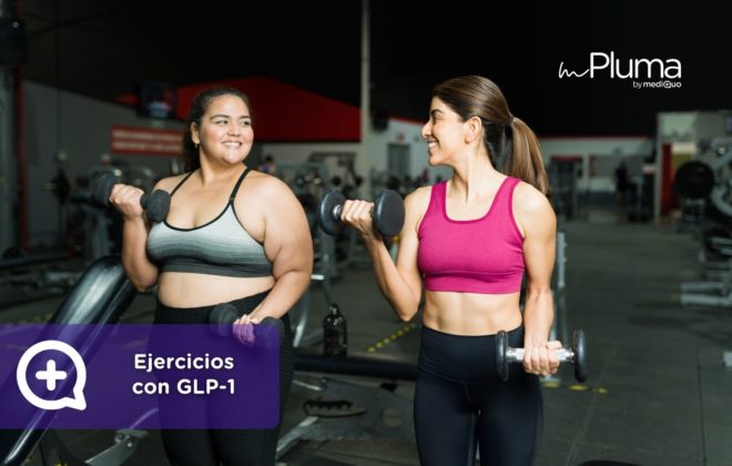 Dos mujeres haciendo ejercicio con pesas en un gimnasio, sonriendo mientras entrenan fuerza durante un tratamiento con GLP-1.